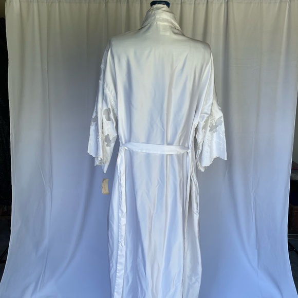 Vintage Miss Dior New York Paris White Silky Robe - Picture 3 of 5